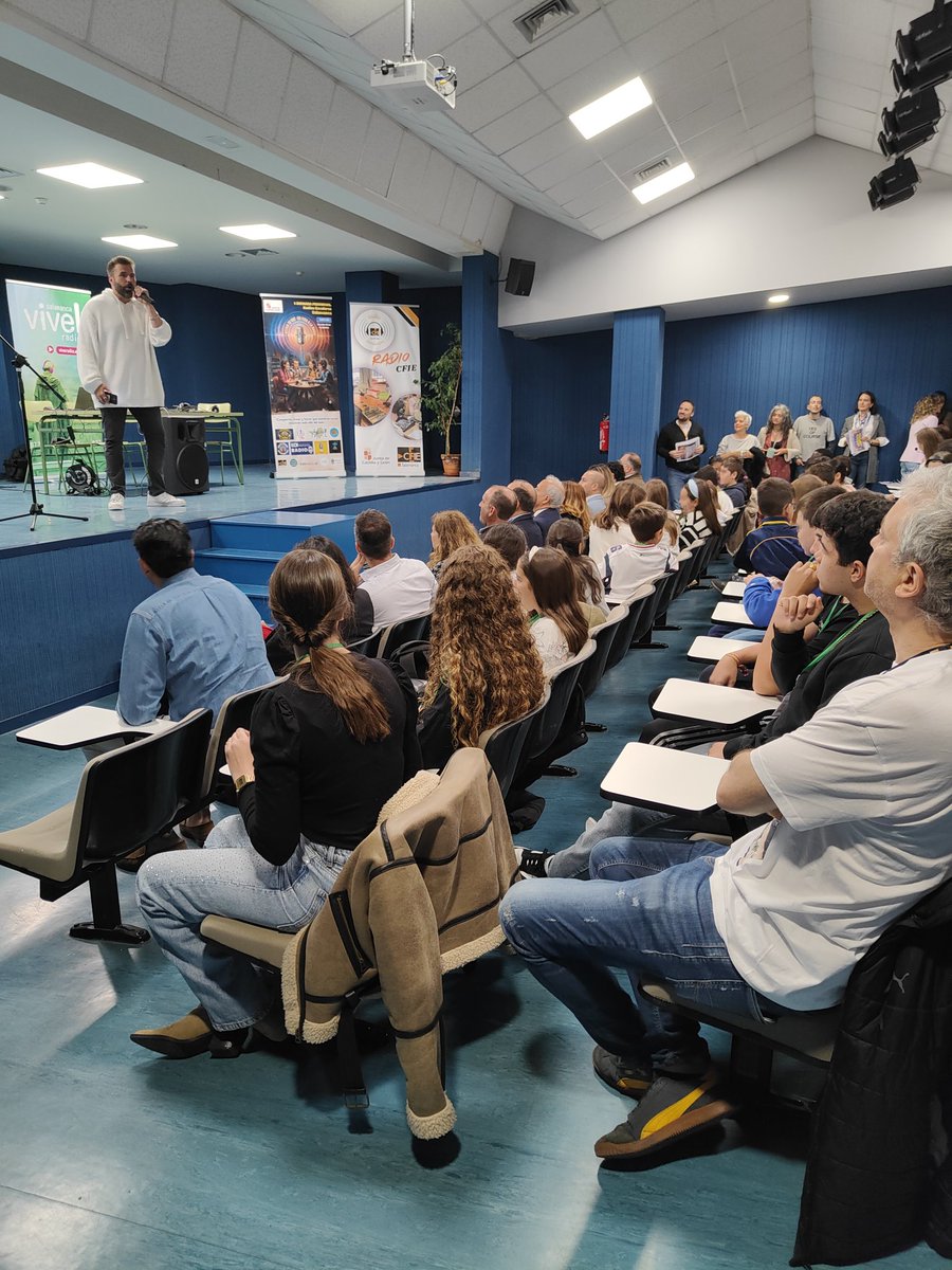 AltoAlagon's tweet photo. Nuestros alumnos de 3° y 4° ESO han participado hoy en la I Jornada Provincial de Radios Escolares de Salamanca. Un día muy entretenido con la presentación de @Jimeno, talleres organizados por  los profes y la colaboración en directo en el programa de @viveradio_sal. ¡Escúchanos! https://t.co/8xzIFcp1hv