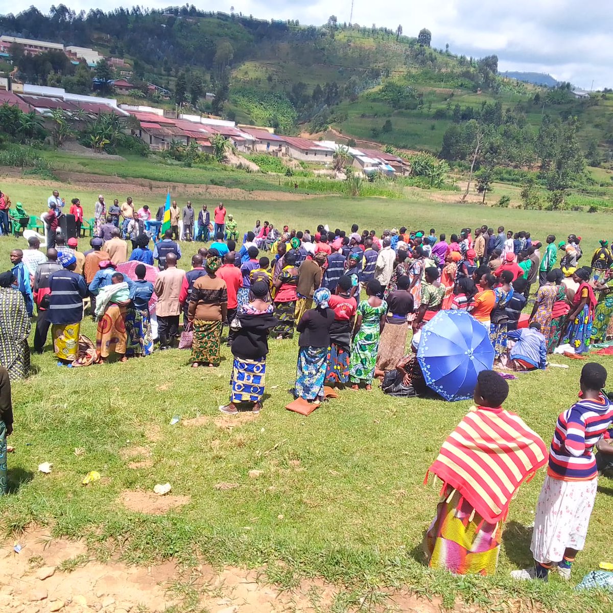 MutuntuS's tweet photo. None Umurenge wa
@MutuntuS
wizihije umunsi mpuzamahanga w'umuryango ufite insanganyamatsiko igira iti "ibiganiro byiza Ireme ry'umuryango". Ni umuhango wayobowe n'Umunyamabanganshingwabikorwa w'uyu Murenge Bwana NTAGANDA Wilson
aho yasezeranyije imiryango yabanaga idasezeranye. https://t.co/TM02pk5N4c