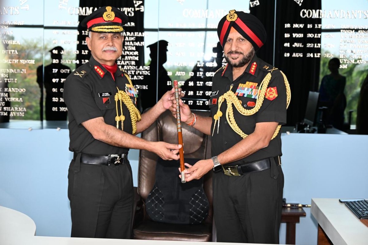 artrac_ia's tweet photo. 𝐀𝐫𝐦𝐲 𝐖𝐚𝐫 𝐂𝐨𝐥𝐥𝐞𝐠𝐞, 𝐌𝐡𝐨𝐰
#LtGenDevendraSharma, PVSM, AVSM,SM #GOC-in-C and all ranks of ARTRAC congratulate and extend best wishes to Lt Gen Ajay Chandpuria, AVSM, VSM on taking over as the #Commandant, Army War College Mhow.
Instagram- https://t.co/lDLUeE3lJ3
Facebook- https://t.co/8SkKEuG3hC
#AWC
#ARTRAC
#IndianArmy
@adgpi