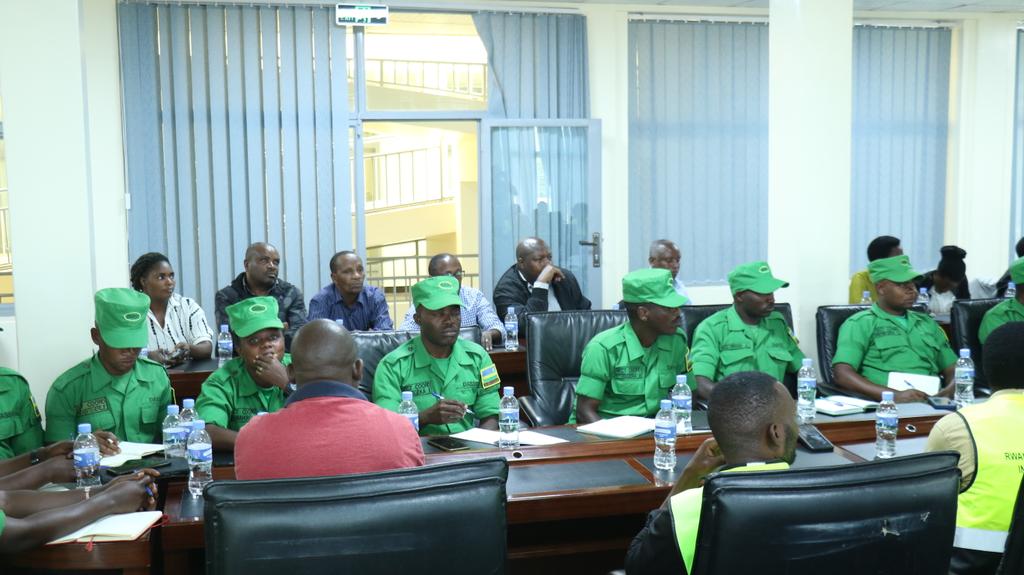 Nyamasheke's tweet photo. Meya @MupenziNarcisse yatangije amahugurwa y'abazahugura abandi mu bikorwa bya @Rwandapolice n'abaturage (#CommunityPolicing) bigamije kubungabunga umutekano. Aya mahugurwa yateguwe na @RwandaInterior mu rwego rwo kongera ubumenyi mu gucunga umutekano no kunoza imikoranire. https://t.co/hepkmRgT4W
