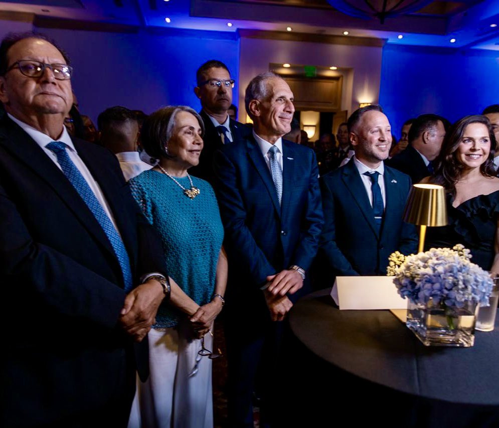Nadavgoren's tweet photo. Qué noche tan especial celebrando el 7️⃣8️⃣ aniversario de la independencia del Estado de Israel entre amigos 🇮🇱🤝🇭🇳.

La celebración fue aún más festiva este año, mientras continúa creciendo un nuevo y positivo capítulo en la relación entre Israel y Honduras.

Honrado y agradecido de compartir la velada con el Presidente @TitoAsfuraPHN , la Canciller @AguerocMireya, los Designados Presidenciales @manton15, @carlosfg_hn y @DianaBaleska , el Presidente del Congreso Nacional @tommyzambrano y el Presidente de la Corte Suprema de Justicia.