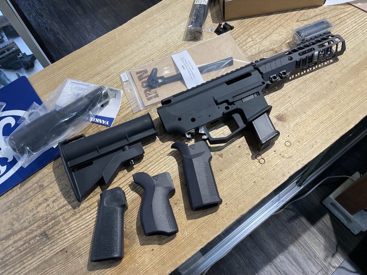GunsmithNBABA's tweet photo. PCC組立中、パーツ構成で悩む・・・
今回のFCC：PCCレシーバーは試作品で単品販売は少し先になります https://t.co/zKyBzzYy2x