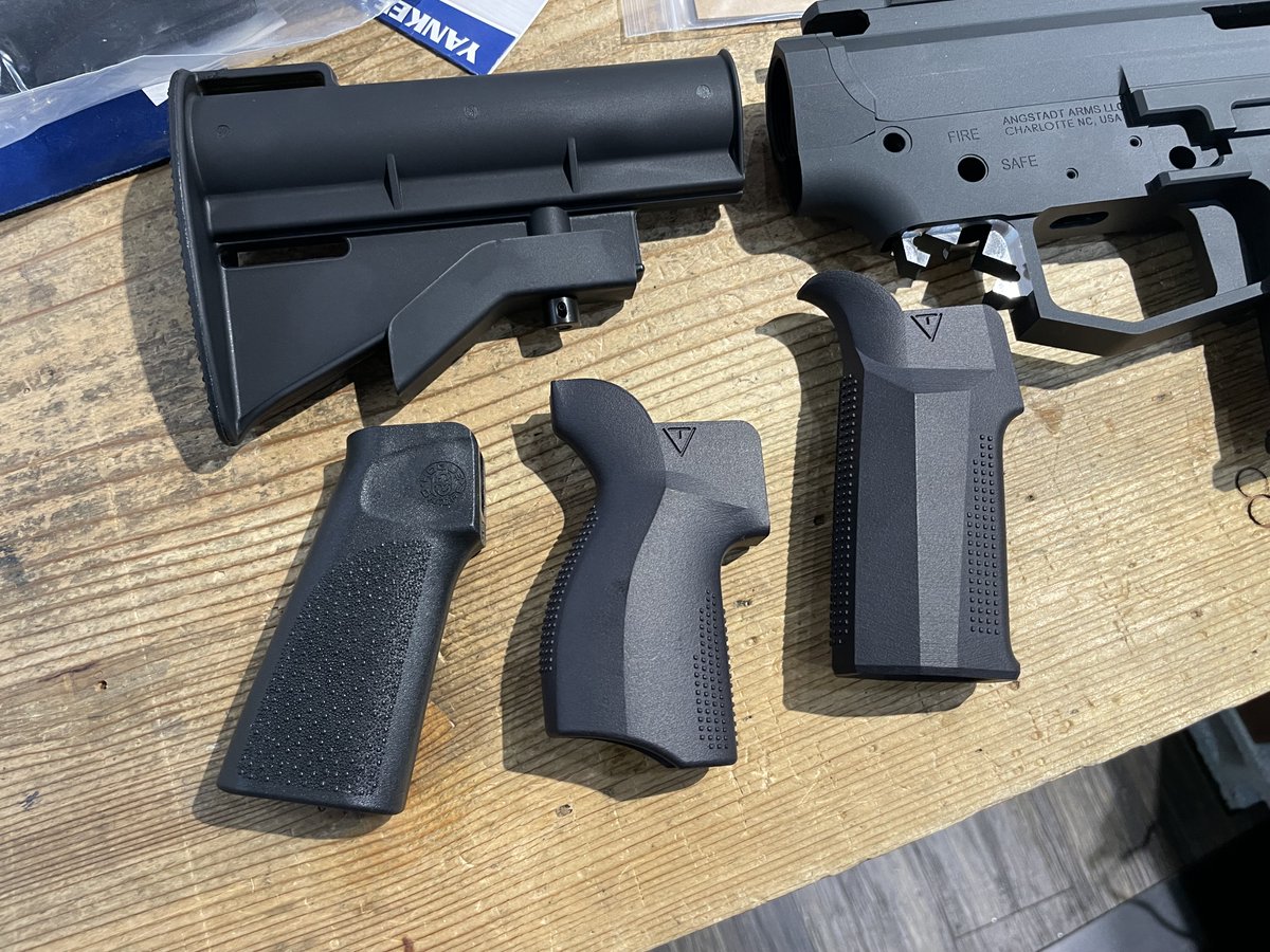 GunsmithNBABA's tweet photo. PCC組立中、パーツ構成で悩む・・・
今回のFCC：PCCレシーバーは試作品で単品販売は少し先になります https://t.co/zKyBzzYy2x