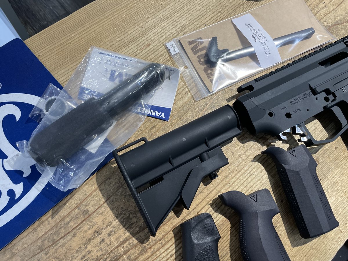 GunsmithNBABA's tweet photo. PCC組立中、パーツ構成で悩む・・・
今回のFCC：PCCレシーバーは試作品で単品販売は少し先になります https://t.co/zKyBzzYy2x