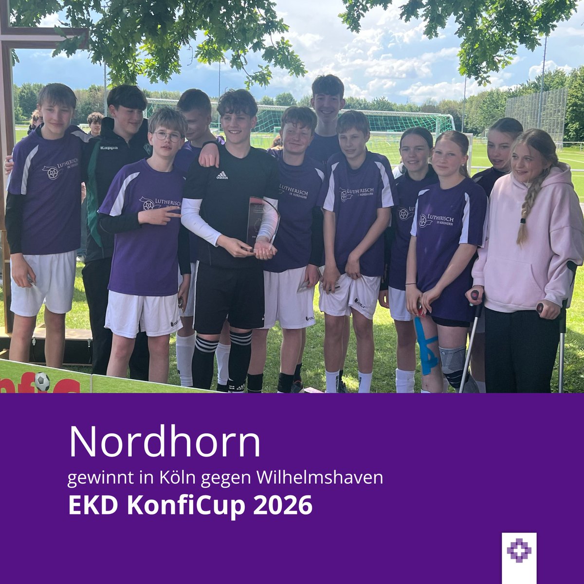 kirchehannovers's tweet photo. "Keine und keiner von uns hätte damit gerechnet." Das Konfi-Team aus Nordhorn gewinnt den deutschlandweiten EKD-KonfiCup 2026 nach einem 9-Meter-Schießen! Wir gratulieren! 🥳
#Kirche #Gemeinschaft #Teamgeist #Fußball. https://t.co/En7Xo9vOc4