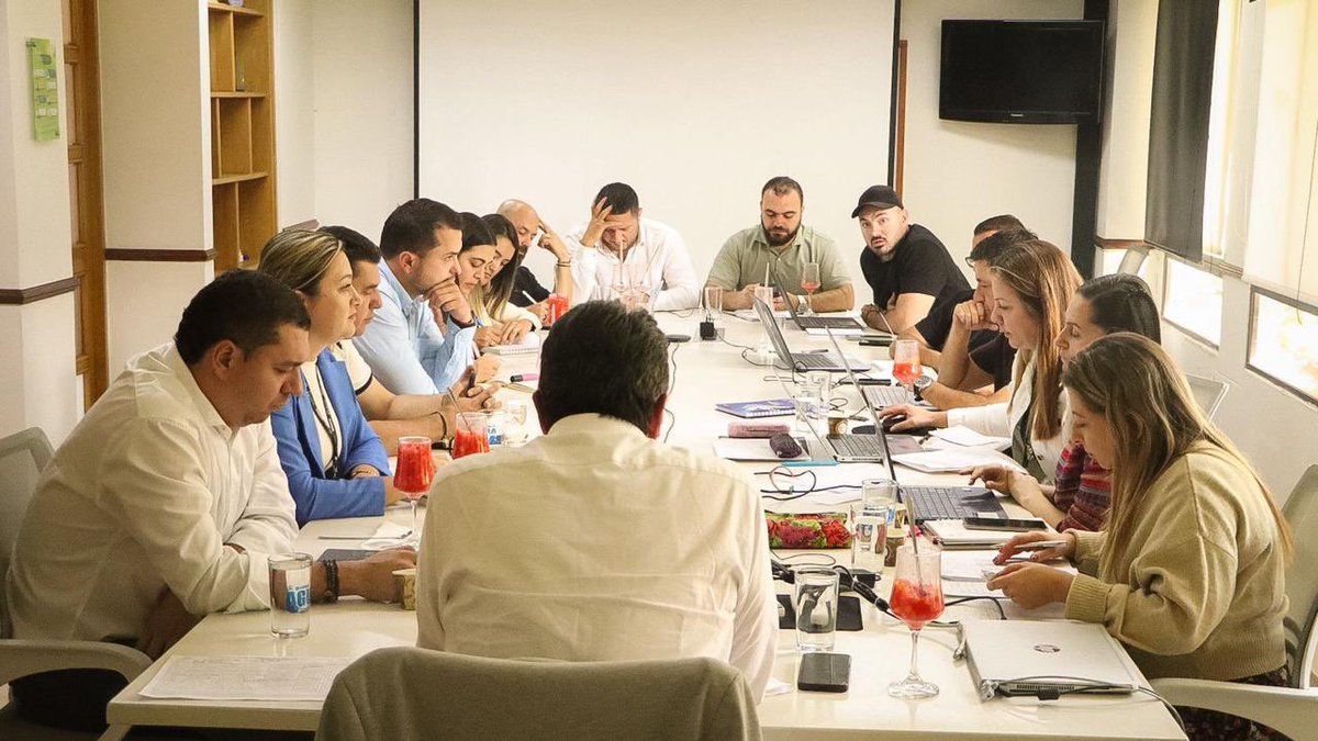 ESPAMarinilla's tweet photo. Junto a la Alcaldía de @mmarinilla nos reunimos con @cornare en una jornada muy productiva para seguir trazando acciones y proyectándonos hacia una Marinilla más sostenible.

Seguimos trabajando por el bienestar de la comunidad y el futuro de nuestro territorio. 💚 https://t.co/SPmoI2Zak0