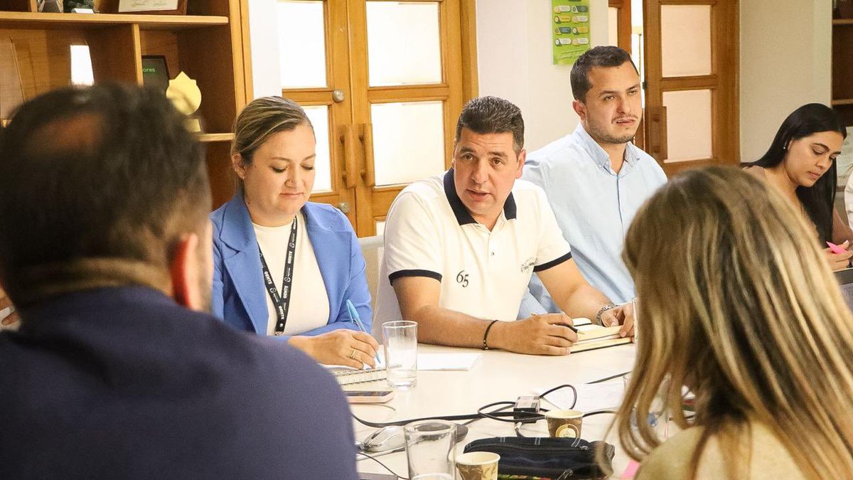 ESPAMarinilla's tweet photo. Junto a la Alcaldía de @mmarinilla nos reunimos con @cornare en una jornada muy productiva para seguir trazando acciones y proyectándonos hacia una Marinilla más sostenible.

Seguimos trabajando por el bienestar de la comunidad y el futuro de nuestro territorio. 💚 https://t.co/SPmoI2Zak0