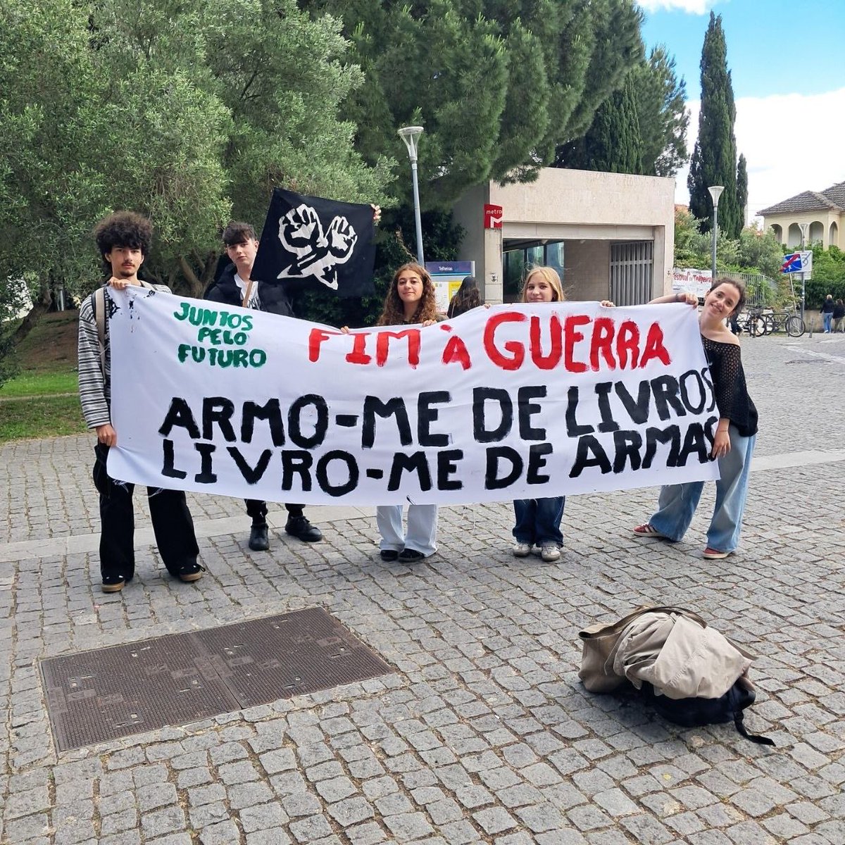 PTrevolutionTV's tweet photo. Estudantes do Liceu Camões, da Escola Artística António Arroio e da Escola Secundária Virgílio Ferreira saem hoje das aulas em protesto e marcham em direção à Alameda, de onde partirão juntos rumo à concentração “Luto pelo Futuro”.
#PTrevolutionTV #AltPT #indymediaPT https://t.co/3tBZeMNqwX