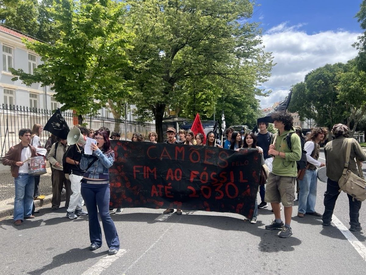 PTrevolutionTV's tweet photo. Estudantes do Liceu Camões, da Escola Artística António Arroio e da Escola Secundária Virgílio Ferreira saem hoje das aulas em protesto e marcham em direção à Alameda, de onde partirão juntos rumo à concentração “Luto pelo Futuro”.
#PTrevolutionTV #AltPT #indymediaPT https://t.co/3tBZeMNqwX