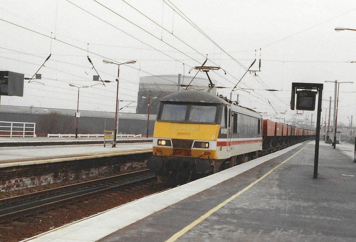 SimonRecord1's tweet photo. 90026 at Wigan North Western 26th January 1991 with 6S60 Coedbach - Mossend https://t.co/nXPD7TNrbY