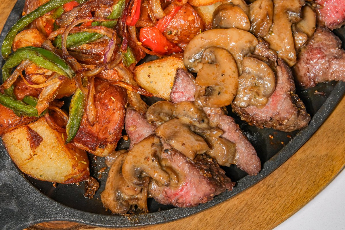 phyllisbrunch's tweet photo. Savor the flavors of our Steak Skillet at Phyllis! 🥩🥔 Dive into a delightful mix of red potatoes, greens &amp; red peppers, all drizzled with our rich mushroom sauce. Your taste buds are in for a treat! 😋 #SteakSkillet #FoodieFinds #PhyllisRestaurant https://t.co/vdhoE6nXTb