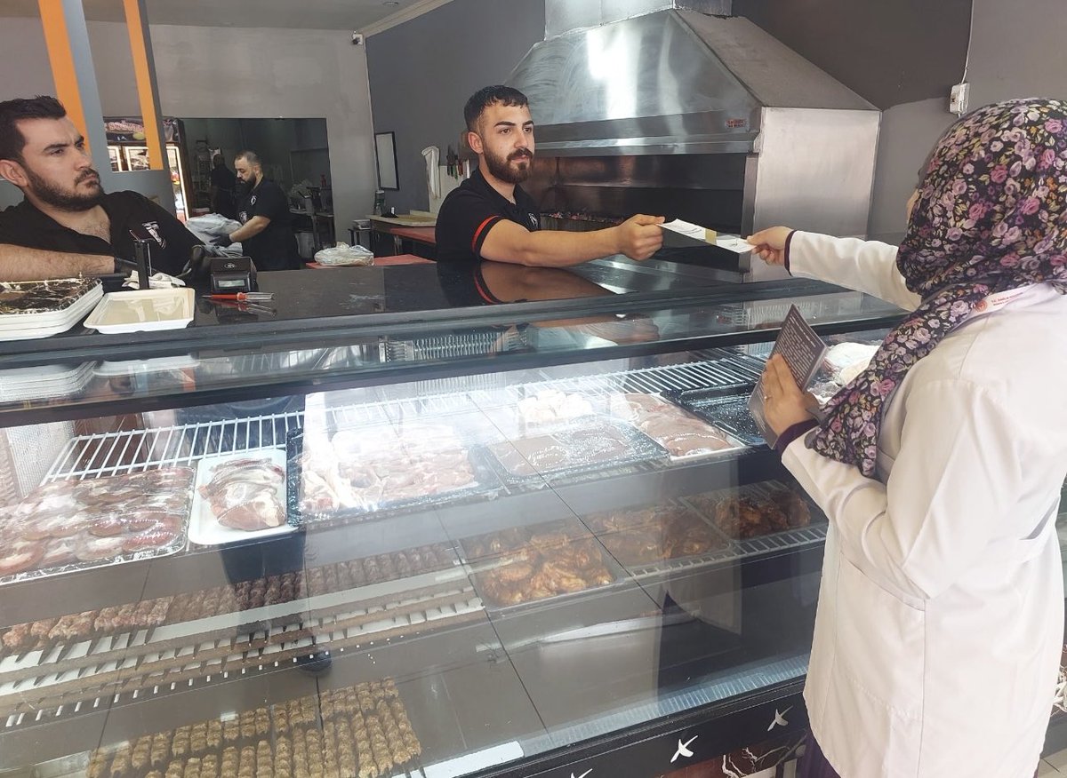 artukluism's tweet photo. 11-17 Mayıs Dünya Tuza Dikkat Haftası kapsamında müdürlüğümüze bağlı Sağlıklı Hayat Merkezi diyetisyeni tarafından yemek hizmeti veren işletmeler ziyaret edilip tuz kullanımının azaltılmasına yönelik bilgilendirme yapılmıştır.
@mardinilsaglik @halksagligigm @sbsggm https://t.co/jmiMHe00md