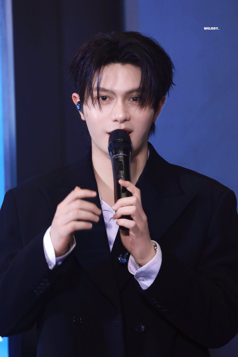 jakrapart's tweet photo. @laoirei Dengan mata yang berkaca-kaca, lelaki muda yang dipanggil Jansen meraih mic dari Kiela. Senyum tipis muncul diwajahnya begitu melihat kearah Mendals satu persatu.

“Selamat malam, Mendals dan Execs yang aku sayangi. Ternyata 35 hari itu cepet banget ya?” https://t.co/0ISCW912g4