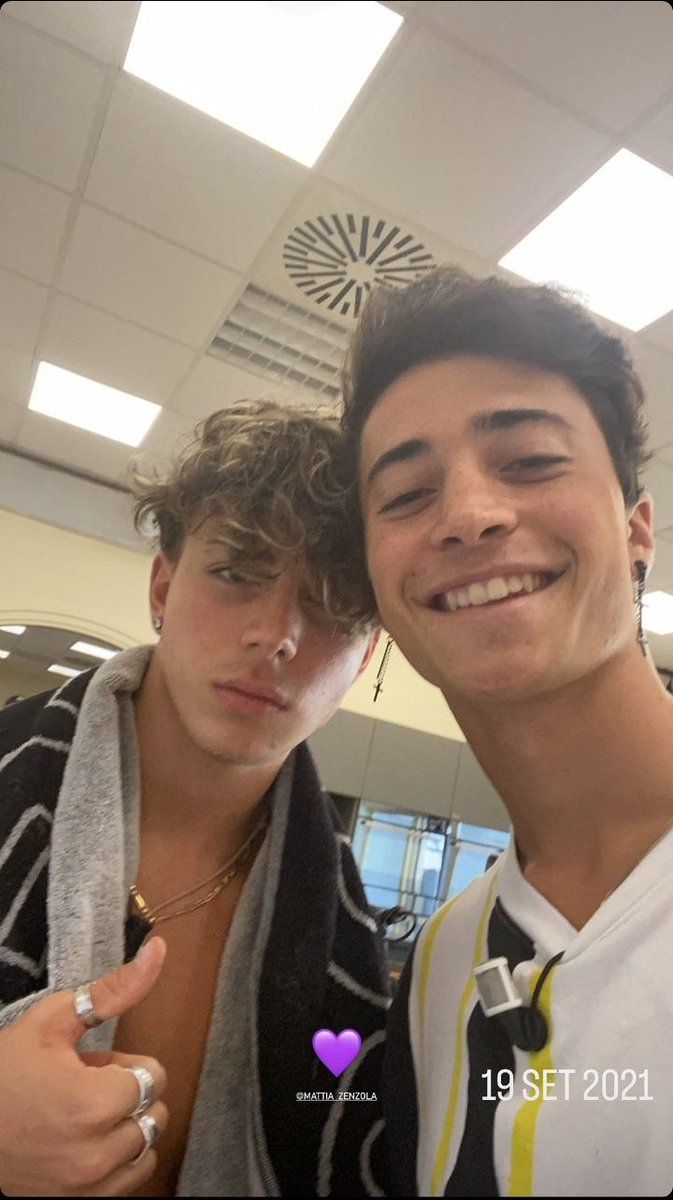 Simanuel_canon's tweet photo. È pensare che fino a 2 anni fa stavo per mollare il mio sogno che questi due potessero tornare prima o poi . Finalmente sono tornati è ancora devo elaborare 🥺😭 #zenzonelli https://t.co/owMQSg5ZeN