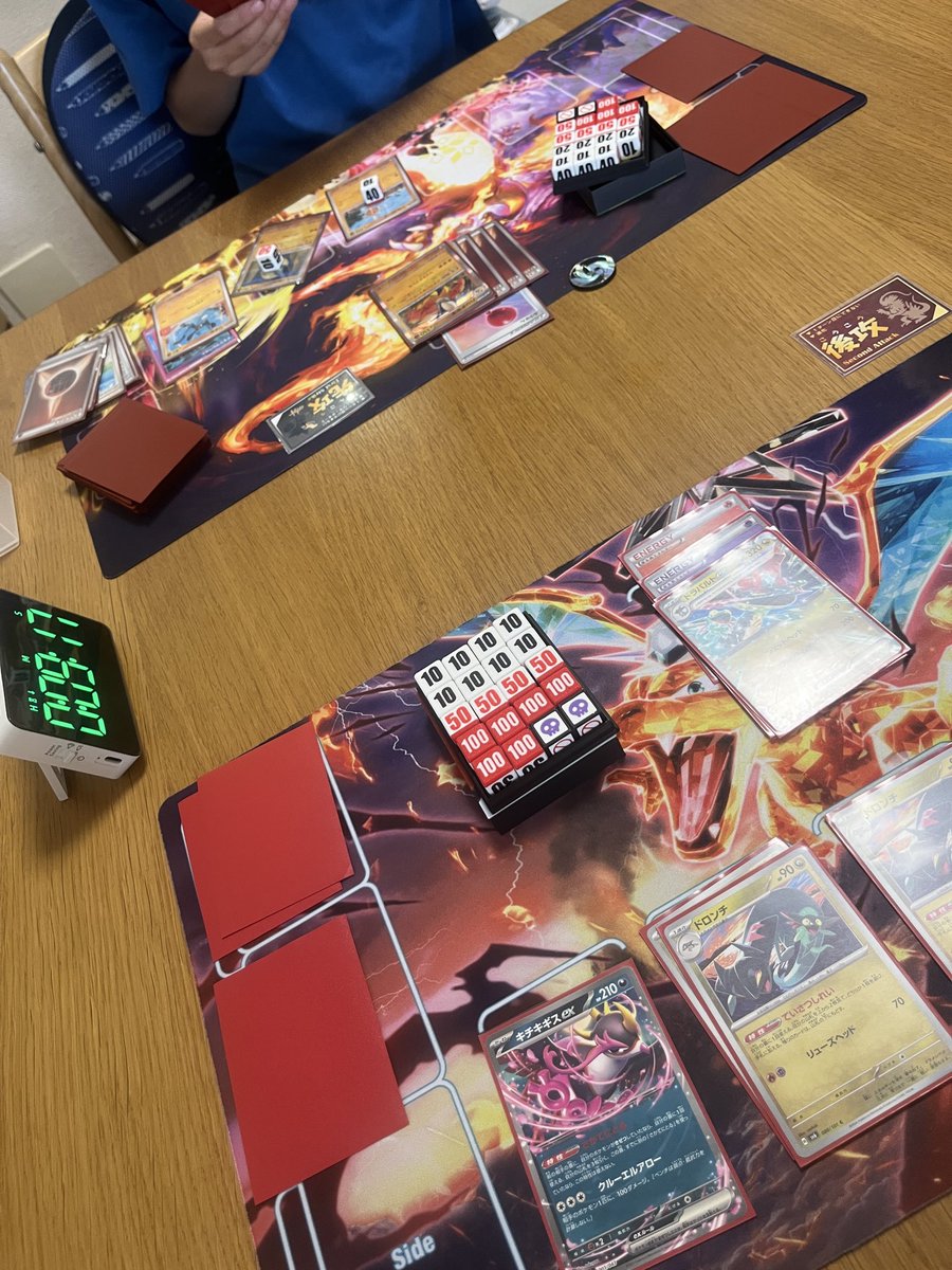 yoshyosh44's tweet photo. CLで買ったリザードンのマットを使いたい息子。
いつもは私ルカリオ、息子ドラパのところチェンジして練習。デッキは息子の憧れの人にオススメしてもらったリストです！
新たに買ったタイマー。そして、新たに新調したダメカン。ゼロラグダイスというのだけど、めちゃくちゃ使いやすい！
#ZeroLagDice https://t.co/kH4cCWPvv5