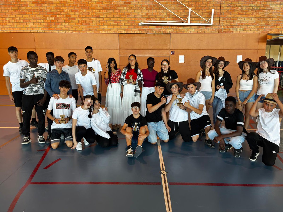INSALMENAR's tweet photo. El passat divendres, l’alumnat de 3r d’ESO va participar en el concurs de balls de saló i danses modernes. Enhorabona a tots i totes per l’esforç, la implicació i les coreografies presentades! 💃🕺 https://t.co/TABd1Norsp