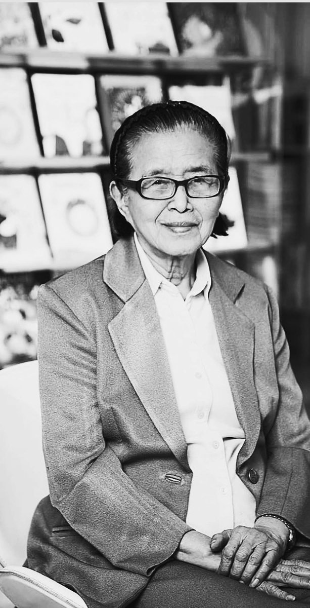 kledthai's tweet photo. ⚫️RIP "ศาสตราจารย์พิเศษ คุณหญิงแม้นมาส ชวลิต" ผู้ก่อตั้งและอดีตนายกสมาคมห้องสมุดแห่งประเทศไทยฯ
✒️นักเขียนรางวัลนราธิป พ.ศ. 2546
📖นักแปลดีเด่นรางวัลสุรินทราชา พ.ศ. 2550 (นามปากกา "รอย โรจนานนท์" ผู้แปล "วิมานลอย" จาก Gone with the wind) ถึงแก่อนิจกรรมเมื่อวันที่ 15 พฤษภาคม 2569 สิริอายุ 104 ปี
▪️กำหนดการ▪️
พิธีพระราชทานน้ำหลวงอาบศพ สวดพระอภิธรรม และพระราชทานเพลิงศพ
"ศาสตราจารย์พิเศษ คุณหญิงแม้นมาส ชวลิต"
📍ณ ศาลาพีชานนท์ วัดธาตุทอง
🗓วันศุกร์ที่ 15 พฤษภาคม 2569
เวลา 17.00 น. พิธีพระราชทานน้ำหลวงอาบศพ
▪️สวดพระอภิธรรม▪️
🗓วันศุกร์ที่ 15 พฤษภาคม - วันอังคารที่ 19 พฤษภาคม 2569 
เวลา 18.30 น. สวดพระอภิธรรม
🗓วันพุธที่ 20 พฤษภาคม 2569 
10.00 น. แสดงพระธรรมเทศนา
11.00 น. ถวายภัตตาหารเพล
12.30 น. มาติกา-บังสุกุล
14.00 น. พระราชทานเพลิงศพ เมรุหน้า
.
📖"ศาสตราจารย์พิเศษ คุณหญิงแม้นมาส ชวลิต" (15 กันยายน 2465 - 15 พฤษภาคม 2569) ผู้พากเพียรวางรากฐานและพัฒนางาน "บรรณารักษศาสตร์" ของประเทศไทยให้ก้าวสู่ระดับสากล ผู้อุทิศตนเพื่อประโยชน์ส่วนรวมและสร้างชื่อเสียงให้แก่ประเทศไทยในระดับนานาชาติ จนได้รับการยกย่องเป็นปูชนียบุคคลบรรณารักษศาสตร์ที่มีผลงานเป็นที่ประจักษ์
🖤ด้วยความเคารพรักและอาลัยยิ่ง
*ขอบคุณข้อมูลและภาพ*
จาก สมาคมห้องสมุดแห่งประเทศไทยฯ และหอสมุดแห่งชาติ
#เคล็ดไทยจัดจำหน่าย