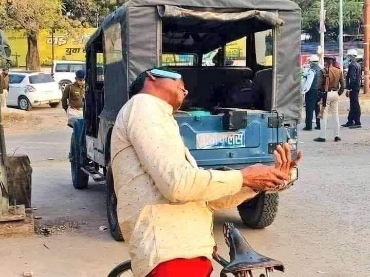 SumitPrakash55's tweet photo. ये तस्वीर हमे प्रेरणा देती हैं कि जिंदगी में कितनी भी मुश्किलें आएं,आपको बस ऐसे ही बैलेंस बना कर रखना है 🙏🤣🤣 https://t.co/zMK3PdGEDJ