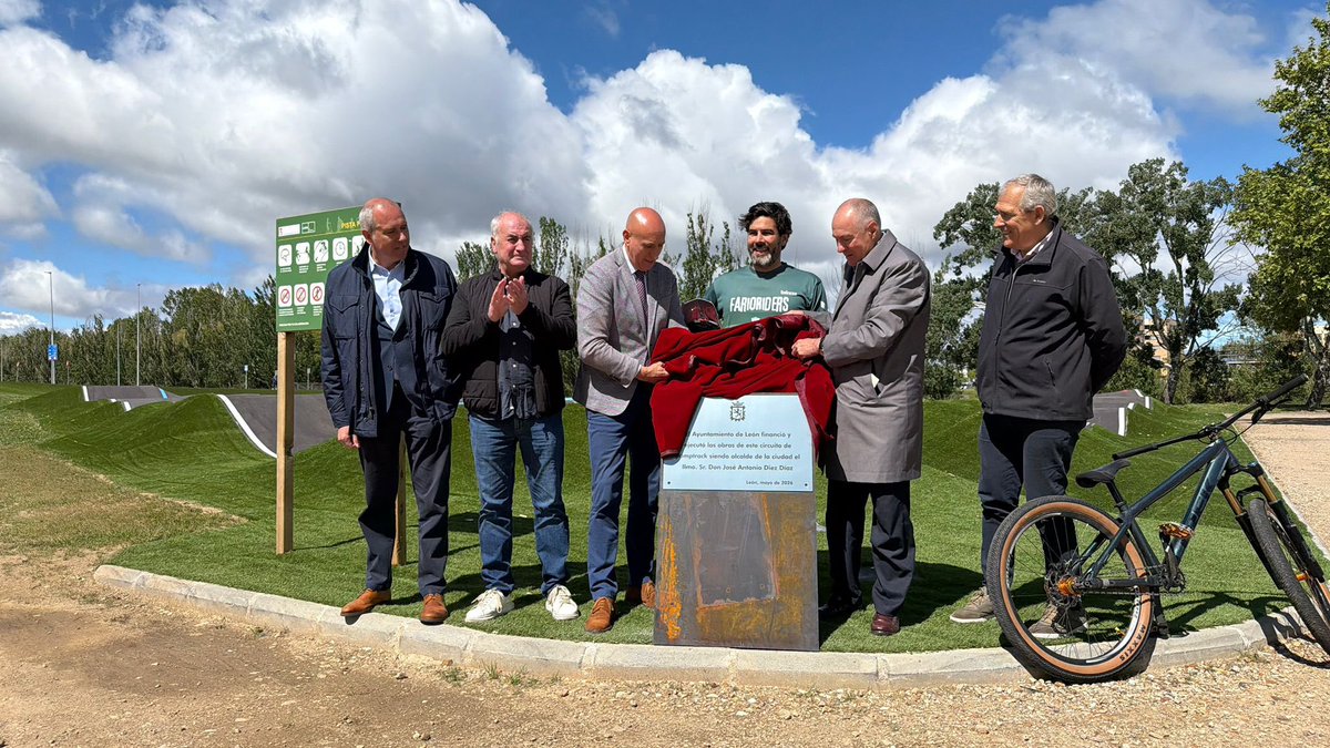 UPL_Leon's tweet photo. Hoy hemos  visitado el nuevo pump track de Puente Castro, una instalación deportiva que es ya referente en Castilla y León.
Un proyecto que es realidad gracias a una enmienda de UPL a los presupuestos municipales. Seguimos apostando por inversiones útiles para León y sus barrios https://t.co/z4BxO2jcRM