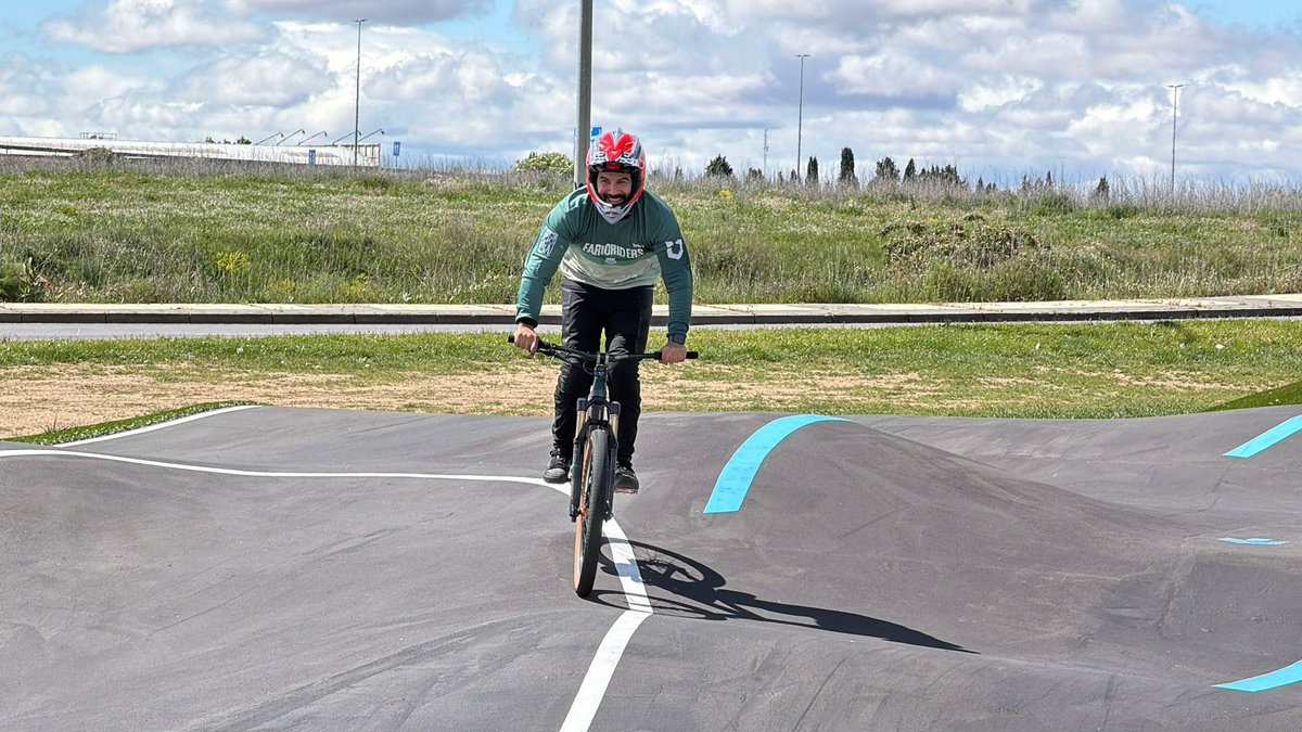 UPL_Leon's tweet photo. Hoy hemos  visitado el nuevo pump track de Puente Castro, una instalación deportiva que es ya referente en Castilla y León.
Un proyecto que es realidad gracias a una enmienda de UPL a los presupuestos municipales. Seguimos apostando por inversiones útiles para León y sus barrios https://t.co/z4BxO2jcRM