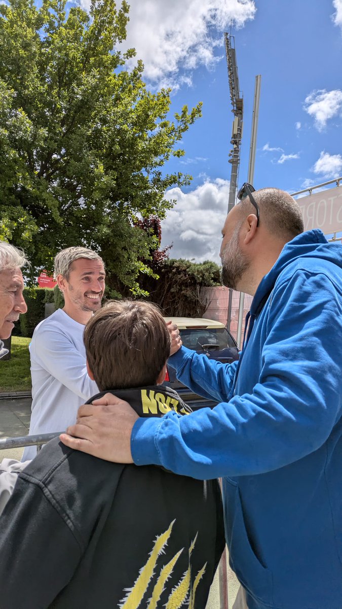 Al_fredo35's tweet photo. Pues una hora se ha tirado firmando camisetas y haciéndose fotos, con un sonrisa, más de 200 personas que estábamos allí. #GraciasGrizzi @AntoGriezmann https://t.co/im7IcpHWuv