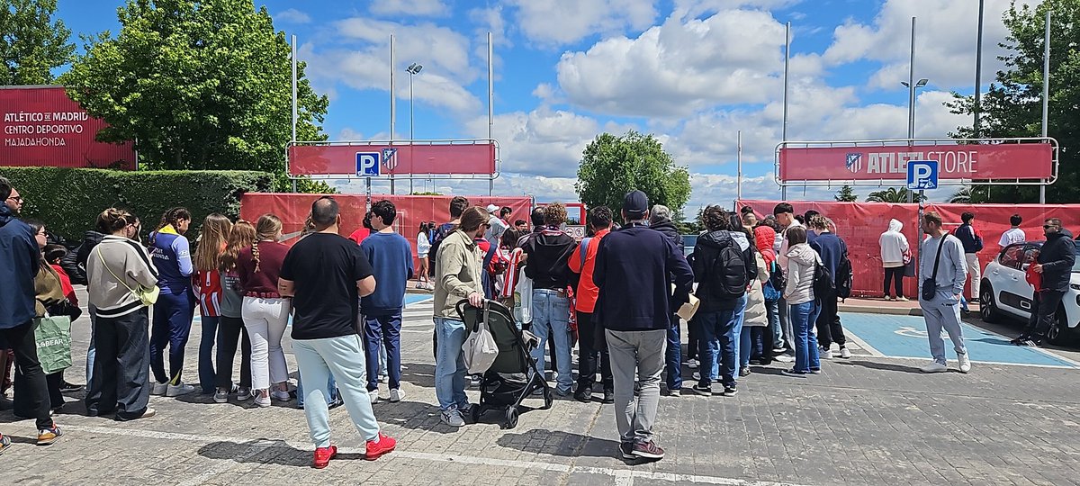 Al_fredo35's tweet photo. Pues una hora se ha tirado firmando camisetas y haciéndose fotos, con un sonrisa, más de 200 personas que estábamos allí. #GraciasGrizzi @AntoGriezmann https://t.co/im7IcpHWuv
