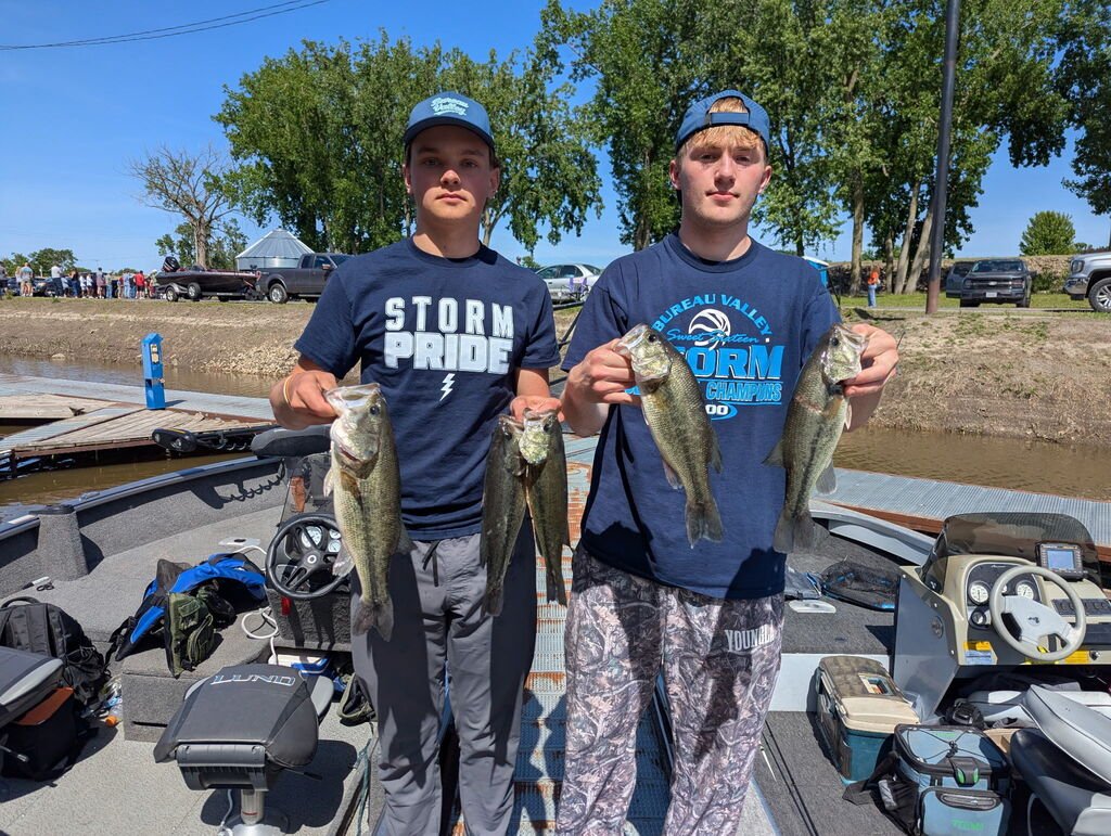 BVHS340's tweet photo. Great weather and a great day on the water at Pool 14! 🎣☀️ Bureau Valley finished 11th with 8.0 lbs and 13th with 3 lbs, 6 oz. 

Thanks to Coach Jacob Heidenreich and Boat Captain Matt Wiggim for taking our fishermen out on the water yesterday! https://t.co/RDTcG2fBoc