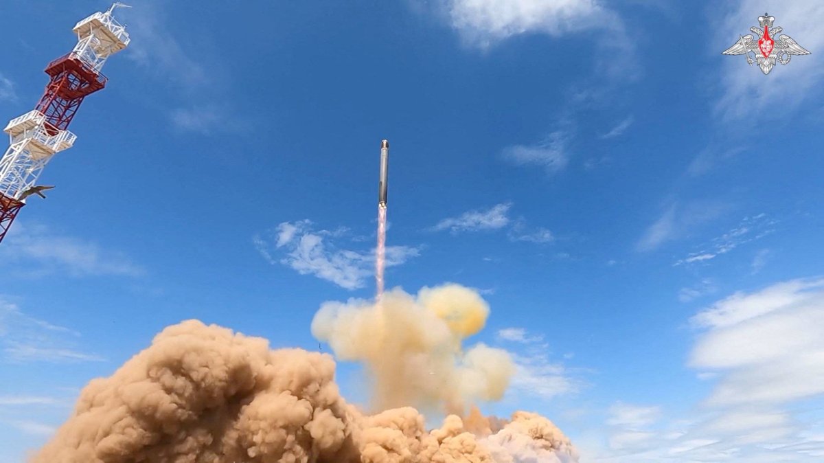francoisdm's tweet photo. 🚨 Out now: The 2026 Nuclear Notebook on Russian Nuclear Weapons by Hans Kristensen, Matt Korda, Eliana Johns, and Mackenzie Knight-Boyle of the Federation of American Scientists.

With New START expired, here is what open-source data tells us about Russia’s arsenal. 👇 🧵(1/) https://t.co/s6iOoigee3