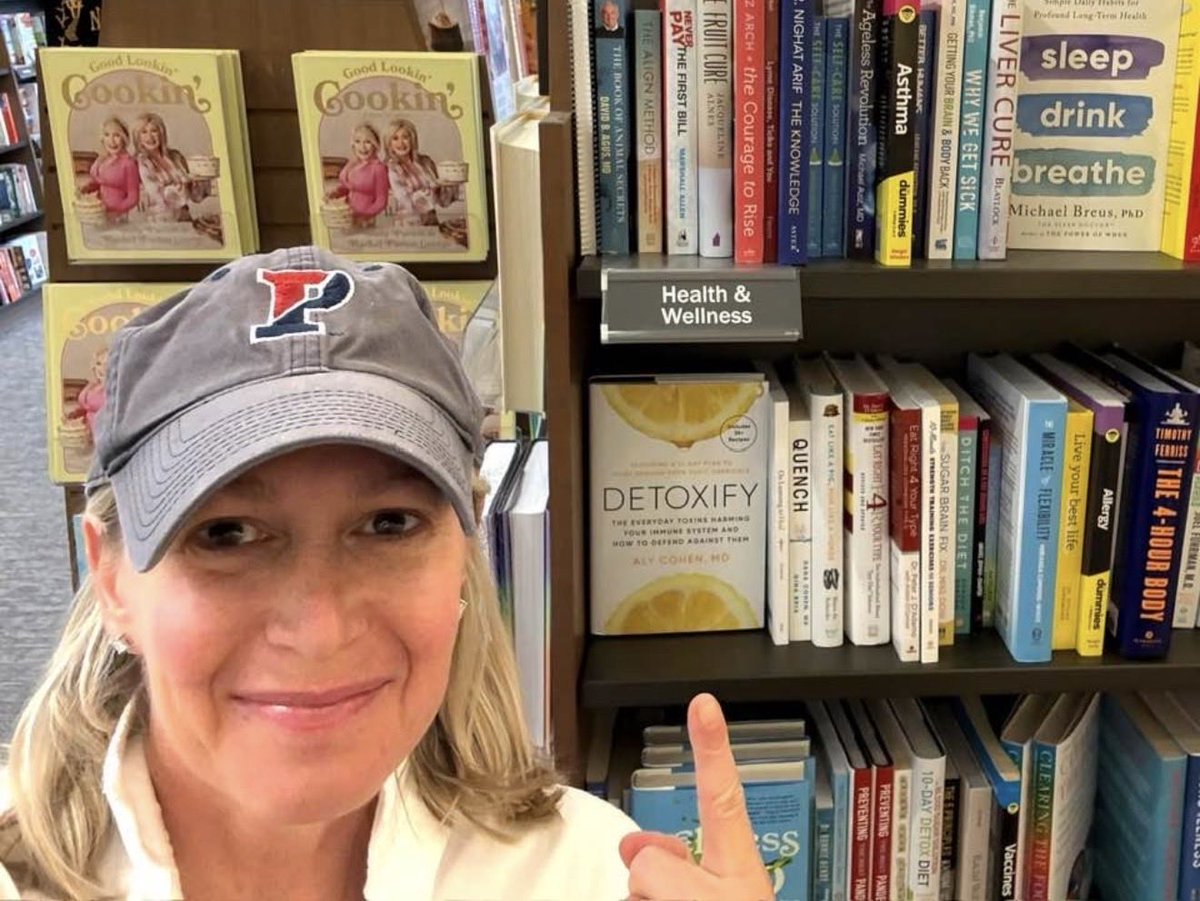 TheSmartHuman's tweet photo. 🤔Guess what’s out in paperback now?
🍋DETOXIFY 
👉🏽Link👉🏽 https://t.co/EiNIAuGuik
👉🏽Practical, balanced info and recs to reduce harmful chemical exposure/plastics 
AND strengthen our bodies to manage it all!🤷‍♀️ https://t.co/uiOu1SGwTR