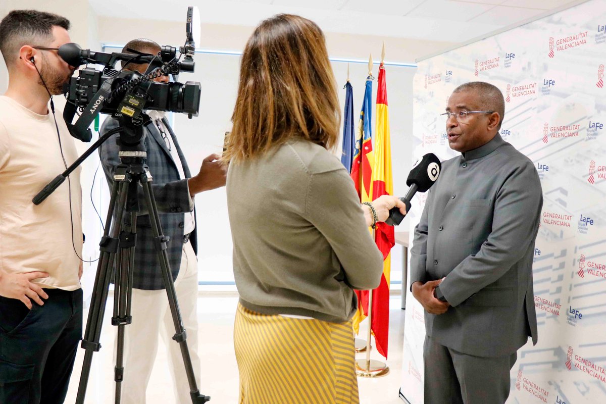 HospitalLaFe's tweet photo. 🏥El ministro de Sanidad de Mozambique, Ussene Hilario Isse, ha visitado hoy el @HospitalLaFe para conocer de cerca los circuitos y protocolos de trabajo de varias áreas quirúrgicas.

📎https://t.co/YegOEmiXkX

#somosLaFe #cirugíacardiaca https://t.co/O2Oibq70LJ