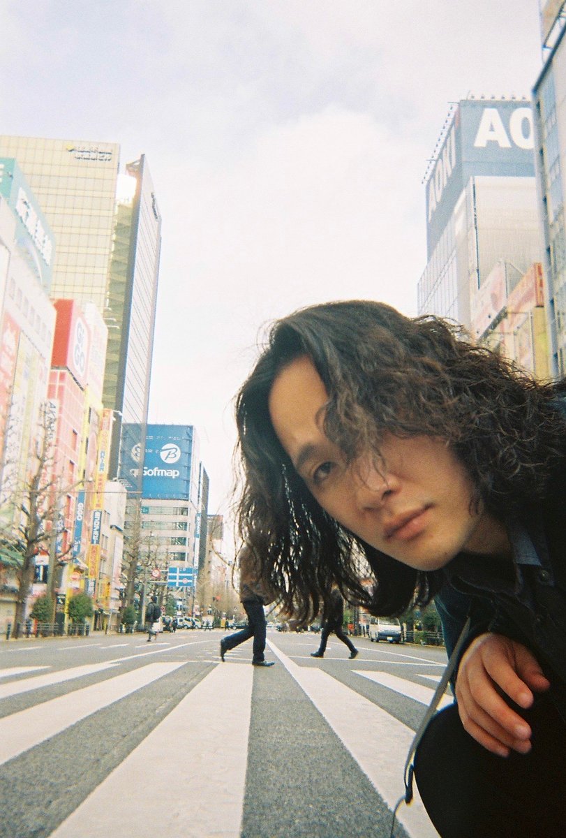 boku_no_kun's tweet photo. 【応援チケットプロモ①】

フライヤー撮影時 終盤に
古戸森さん( @hino_karugamo )
が『写ルンです』で撮った1枚を
使わせてもらいました📸

フライヤーの別ver なイメージ💭

関係者が出演する
とある公演にて配布予定も
間に合わず…🃏
配色はその公演のフライヤーから🖍️

#かまどキッチン https://t.co/9iqXZU7Zz7