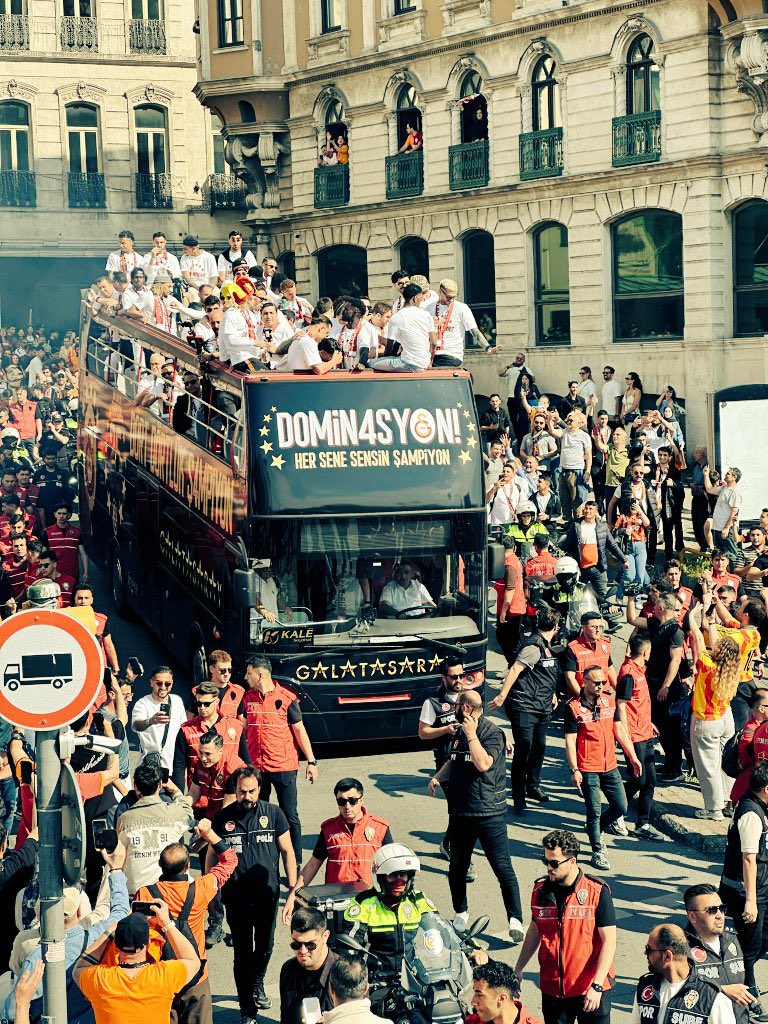 Mertime25's tweet photo. Elinde Kupayla Cimbom Geliyor.. 🏆 https://t.co/aiRuh9iUgh