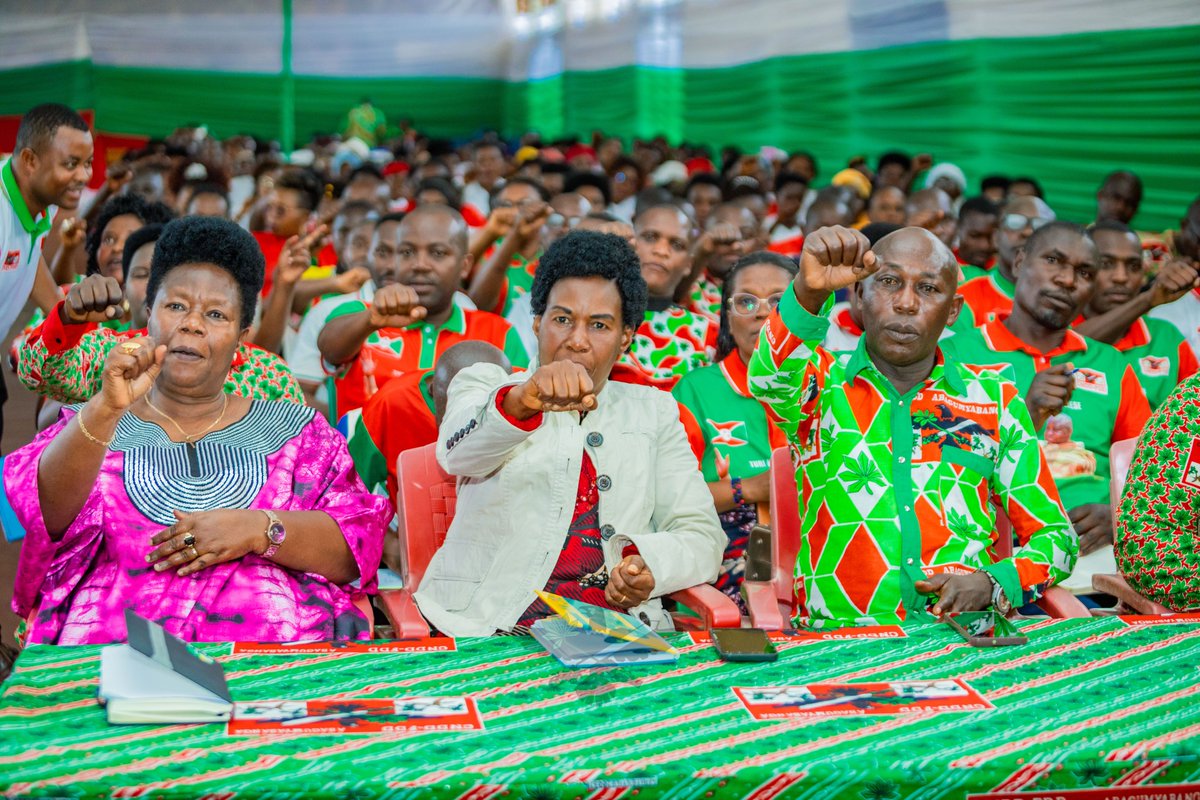 CnddFddGitega's tweet photo. #Gitega 🇧🇮 Ubuserukizi bukuru muri @CnddFdd  bubicishije ku bahetsi b’intara, buriko buha  inyigisho imice itandukanye y'abagumyabanga. Kuri uyu wa 14/5/ 2026, #Emery_Landry_Nyandwi, umuhetsi wa @CnddFddGitega, yarahaye inyigisho indongozi zitandukanye zo muri komine ya Gitega https://t.co/HubpWMz61S