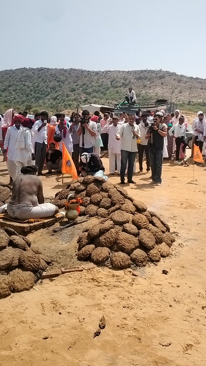 ganeshpanthi11's tweet photo. आज 31 दिन हो गए हैं अग्नि तप करते हुए और धरने पर बैठे हुए राजस्थान सरकार नहीं सुन रही है जीव जंतु और प्रकृति संरक्षण के लिए मेरे रिको नहीं हटाना हो तो बोल तो सकते हैं हम हटाने के नहीं बोल रहे हैं भैराना पर्वत से थोड़ी सी दूर स्थानांतरण कर दो रिको को 
@KumariDiya https://t.co/g9NNAdS3S9