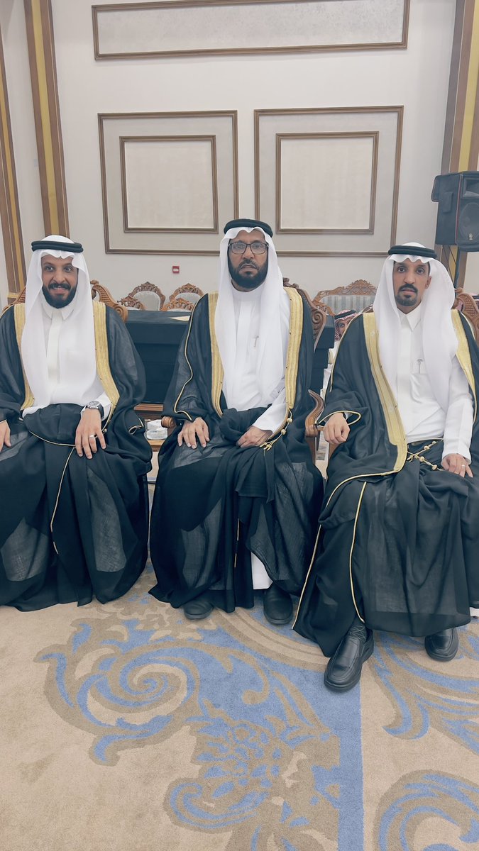 Godaidnews's tweet photo. "ابن سليطين" يحتفل بزواج "فهد" و "سلطان"

قديد - جدة :

احتفل الشيخ عبد الرحيم بن سليطين القريقري مساء أمس الخميس 27 ذي القعدة 1447 هـ الموافق 14 مايو 2026 م بزواج ابنيه الشاب فهد بن عبد الرحيم القريقري، والشاب سلطان بن عبد الرحيم القريقري، بإحدى قاعات الأفراح بمحافظة جدة، بحضور عدد كبير من مشايخ ووجهاء وأعيان القبائل والمجتمع.

وقد أقيم حفل خطابي بهذة المناسبة ، قدم له الشاعر محمد حميد القريقري ، ومن ثم كلمة ترحيبية للشيخ حميد بن رجاح القريقري، وألقيت خلاله عدد من القصائد الشعرية، للشعراء عبد الله عبد الرحيم القريقري، عبد الله السحيمي، أحمد الحمراني، وفارس القريقري، الذي ألقى قصيدته سيف الإسلام القريقري، نالت استحسان الجميع ، إضافة إلى ذلك كان لعدد من الألوان الشعبية حضورا لافتا قبل الحفل الخطابي كفن العرضة الحربية والزواميل والمجارير . 

"قديد" تبارك للشابين فهد وسلطان القريقري زواجهما وتتمنى لهما التوفيق والسعادة في حياتهما الزوجية.