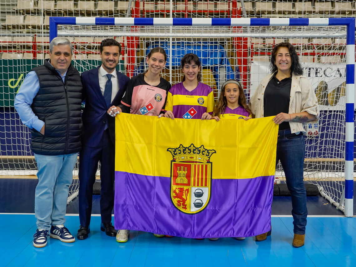 Ayto_Torrejon's tweet photo. DEPORTES | Cuatro torrejoneros están disputando el Campeonato de España de Fútbol Sala de Selecciones Autonómicas Sub-12, que tiene lugar en #TorrejónDeArdoz hasta este domingo, 17 de mayo @TorrejonDxte @RFFM_FutbolSala @FutSalRFEF 
🔗 https://t.co/Vm1fIk3JX8 https://t.co/DyM4N93VF6