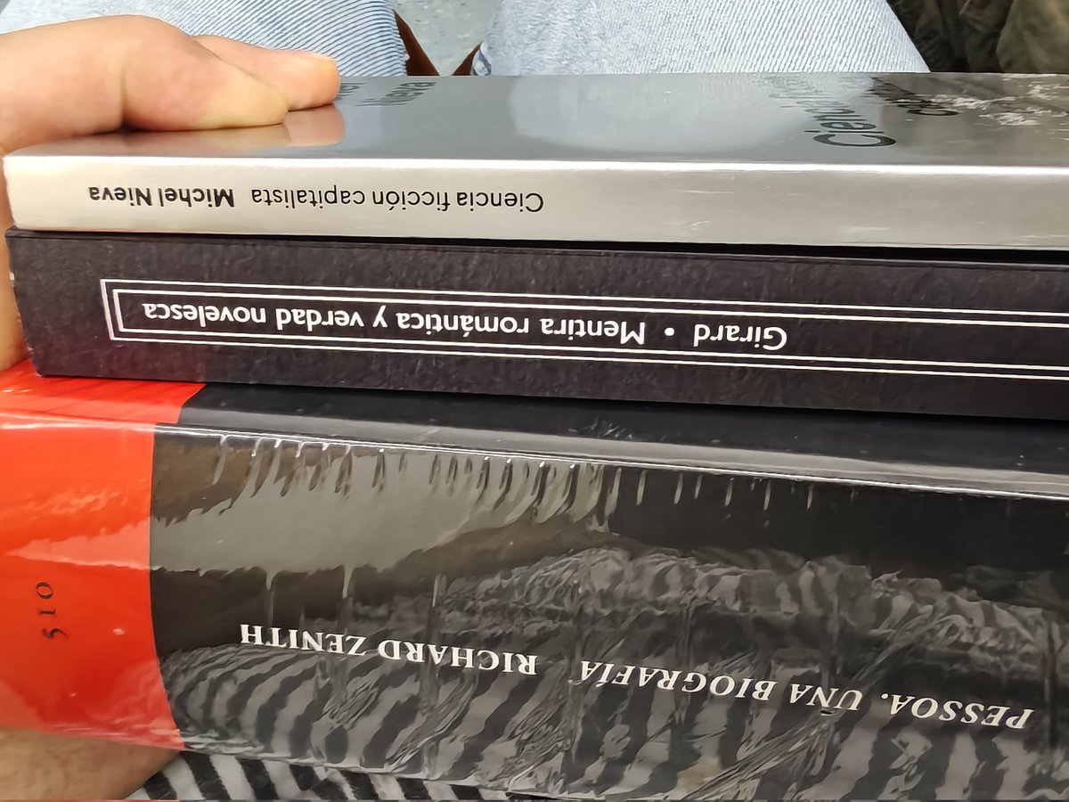 Faeton's tweet photo. Tengo que evitar meterme a las librerías cuando llueve... 😓 https://t.co/KfMeEFCC0X