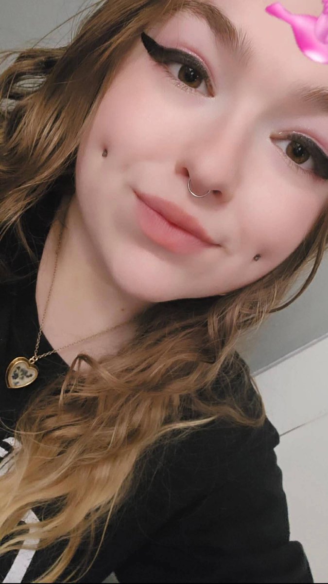 titfuxcaleb's tweet photo. Remembering how pretty I was last year 😭😭 https://t.co/xMA8RS3Lpw