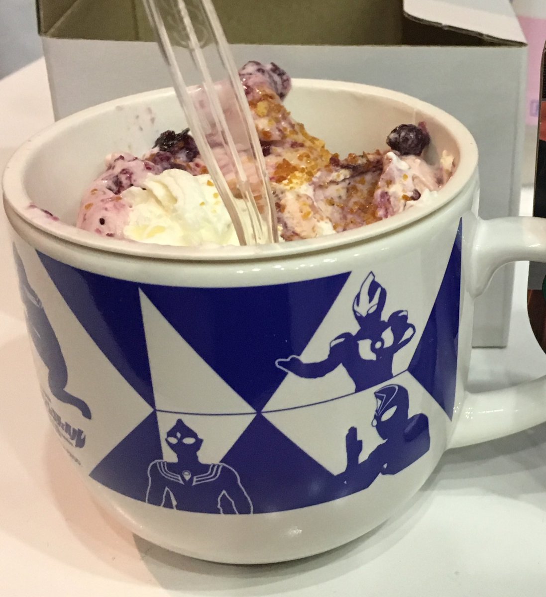 Lupin0700's tweet photo. ウルフェスの会場にはメニューに名前が載っていないウルトラマンでも注文すればだいたい出てくるとんでもねぇアイス屋さんが来てたんですよね。 https://t.co/CAfxRZfgDV