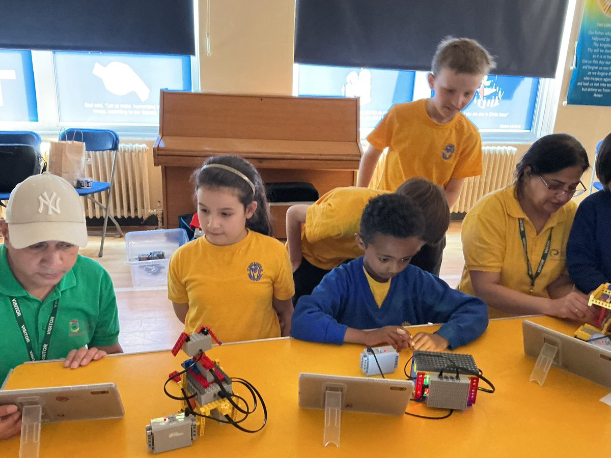StMaryB17's tweet photo. #Y4 loved Young Engineers workshop organised by our @ptaofstmarys. Money from your fundraising gives us great opportunities.Thank you! #RRSA #Art29 #YoungEngineers https://t.co/wue26qY4s3