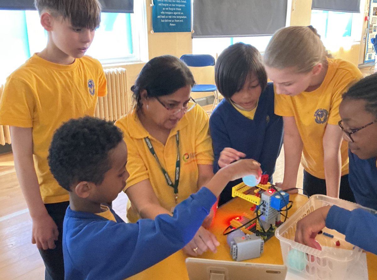 StMaryB17's tweet photo. #Y4 loved Young Engineers workshop organised by our @ptaofstmarys. Money from your fundraising gives us great opportunities.Thank you! #RRSA #Art29 #YoungEngineers https://t.co/wue26qY4s3