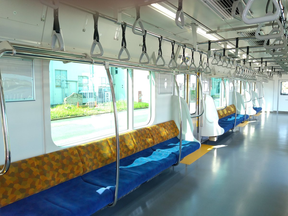 jx8418's tweet photo. ガラガラの電車を降りると
海〜   芝生
ここも駅構内 (都内)
錆びた金属音ひどい大音響
落ち着けなかった https://t.co/P3O5OE9ysh