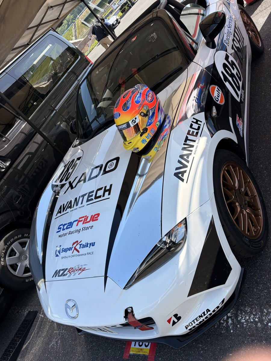 yasu16's tweet photo. とあるヤングガンが天国へ旅立ちました。

このチームで、この車で、このレースに出たいと言い、ずっと努力していたじゃないか。

あれだけ懸命に取り組んでいたじゃないか。

叶う前にいなくなられちゃ、怒る事も伴走してやる事も出来ないじゃないか。

まだ気持ちの整理なんて出来る訳もありませんが、親御様より彼のヘルメットを託していただきました。

今日から彼も僕のチームの一員です。

Welcome to AVANTECH。
全国を共に旅をしよう。
必ず表彰台へも連れて行くぞ。

I will be with you.