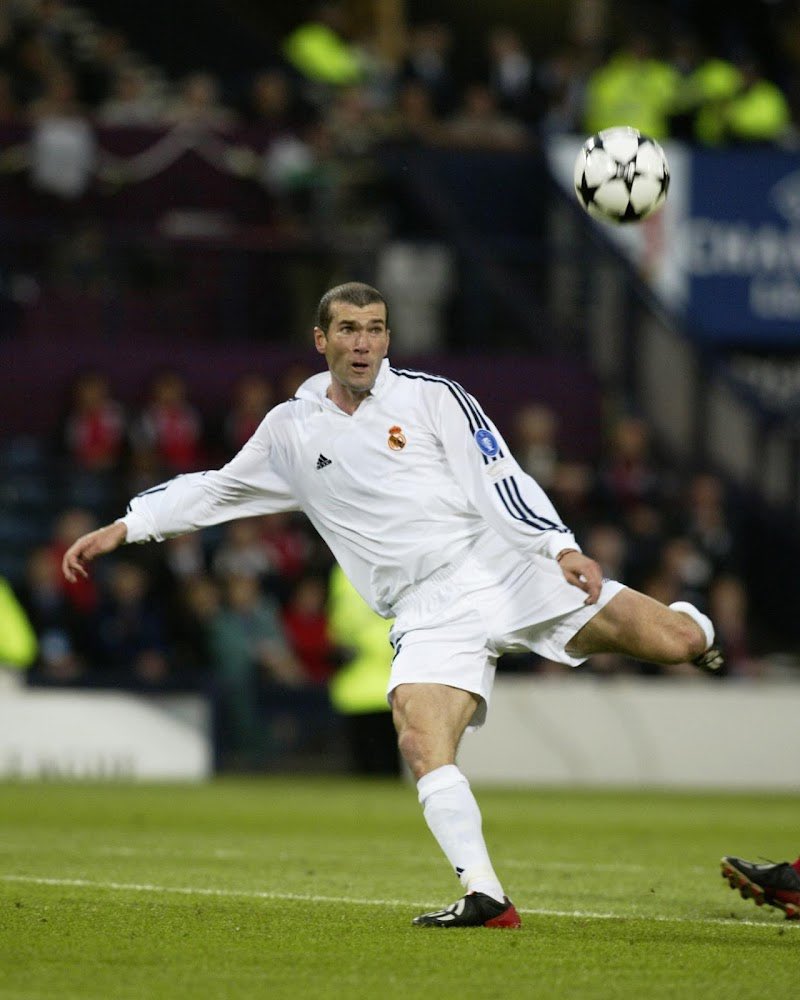 RealBrasil_BR's tweet photo. 🚨👕 O Real Madrid lançará no início de 2027 uma reedição do kit vencedor da Champions League de 2002. 

[@Footy_Headlines] https://t.co/YL6Xgr49Aw