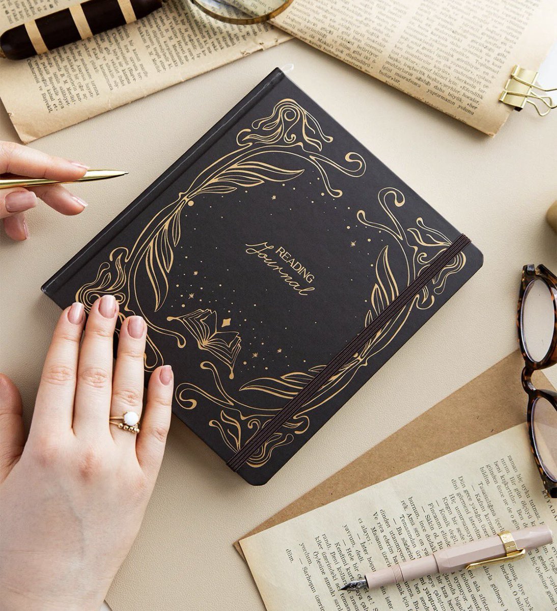 sunflowerslibry's tweet photo. Kendime not Paperora book journal alacağım ve hem ona hem ajandama kılıf alacağım sonra da hem ajandalarım kirlenmeyecek hemde cici cici charmlar takacağım ve book journalımı da tatlış tatlış dolduracağım tmm mı https://t.co/gOQ3IjJ6yV