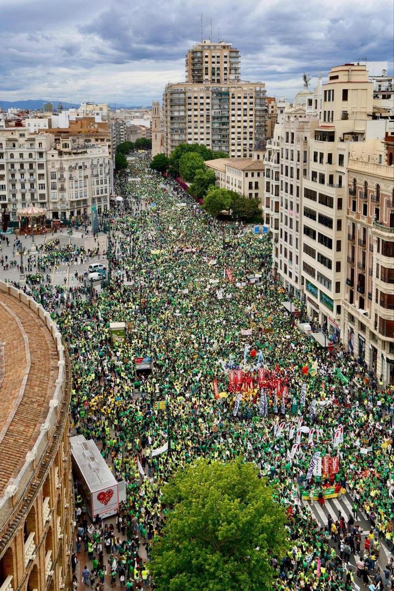 cupnacional's tweet photo. Defensar l’educació pública, de qualitat i en català ➡️ ÉS CONSTRUIR EL PAÍS

Hui, milers de docents del País Valencià ixen als carrers en una manifestació històrica per defensar l'escola pública valenciana, en el cinquè dia de vaga indefinida. https://t.co/SpD1tUe6n5