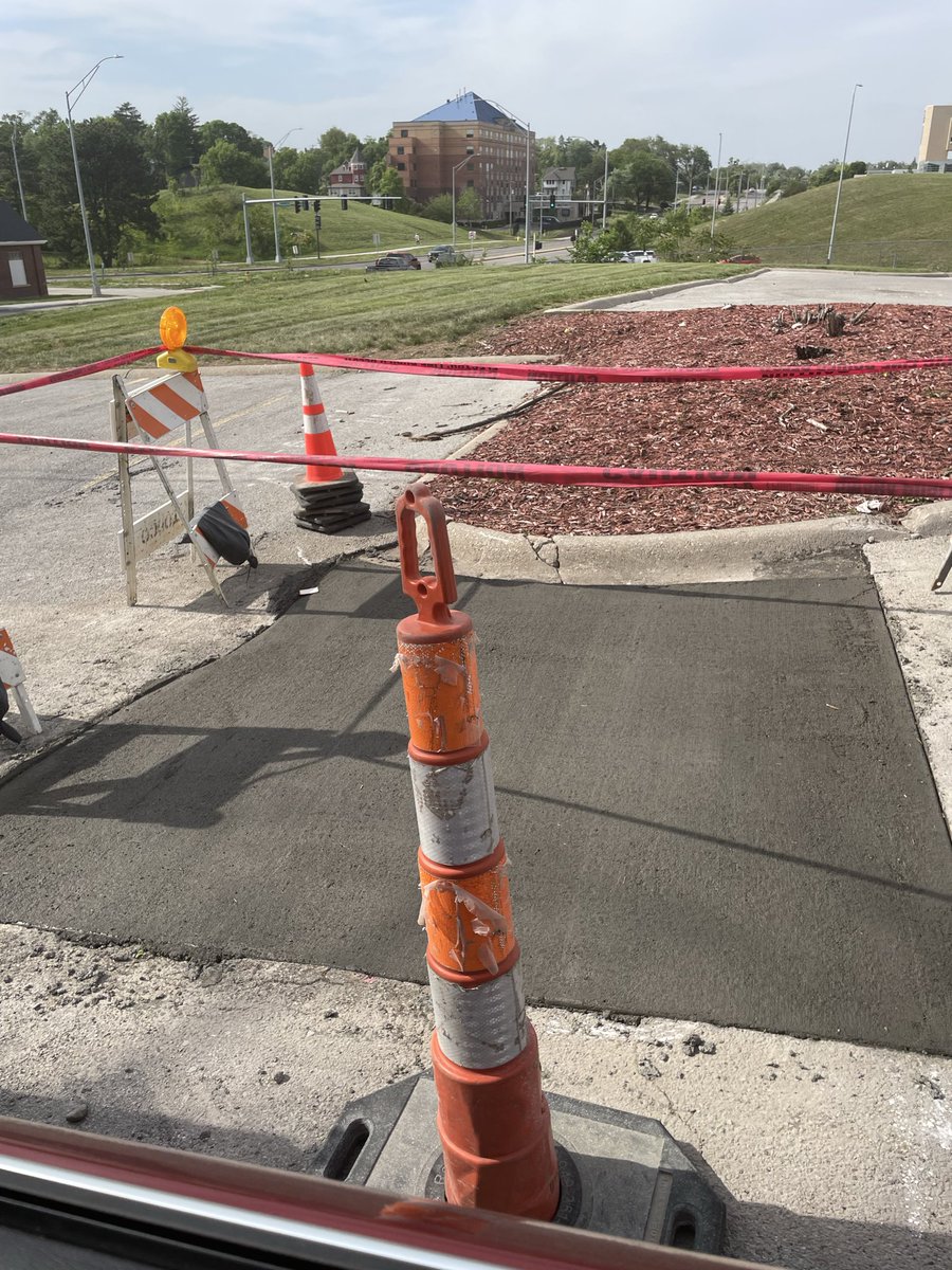 MattMcMedia's tweet photo. I want to give my #FridayShoutout @HappAndSchaef to the fine construction workers of Omaha who patched up the biggest pothole in America which was located in the back alley of the Burger King on 30th and Dodge.
Great work guys!! https://t.co/qg2fCEDvHe