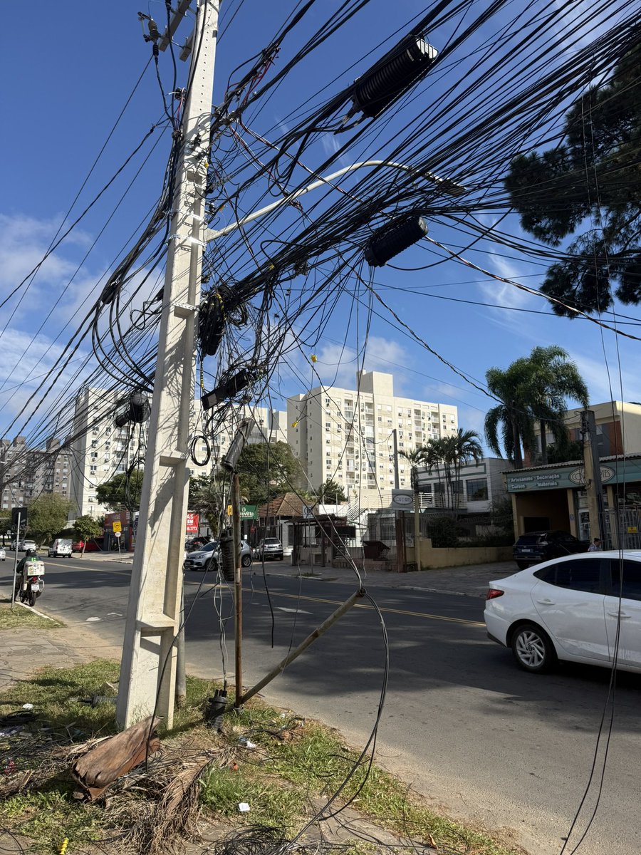 leandrolimaeng1's tweet photo. Olha que bagunça esses fios na Otto Niemayer em frente ao fórum da tristeza @SebastiaoMelo @Prefeitura_POA @rbstv  @Poa24h_Oficial até quando essa cidade vai continuar desse jeito? https://t.co/ASqhtc10nq