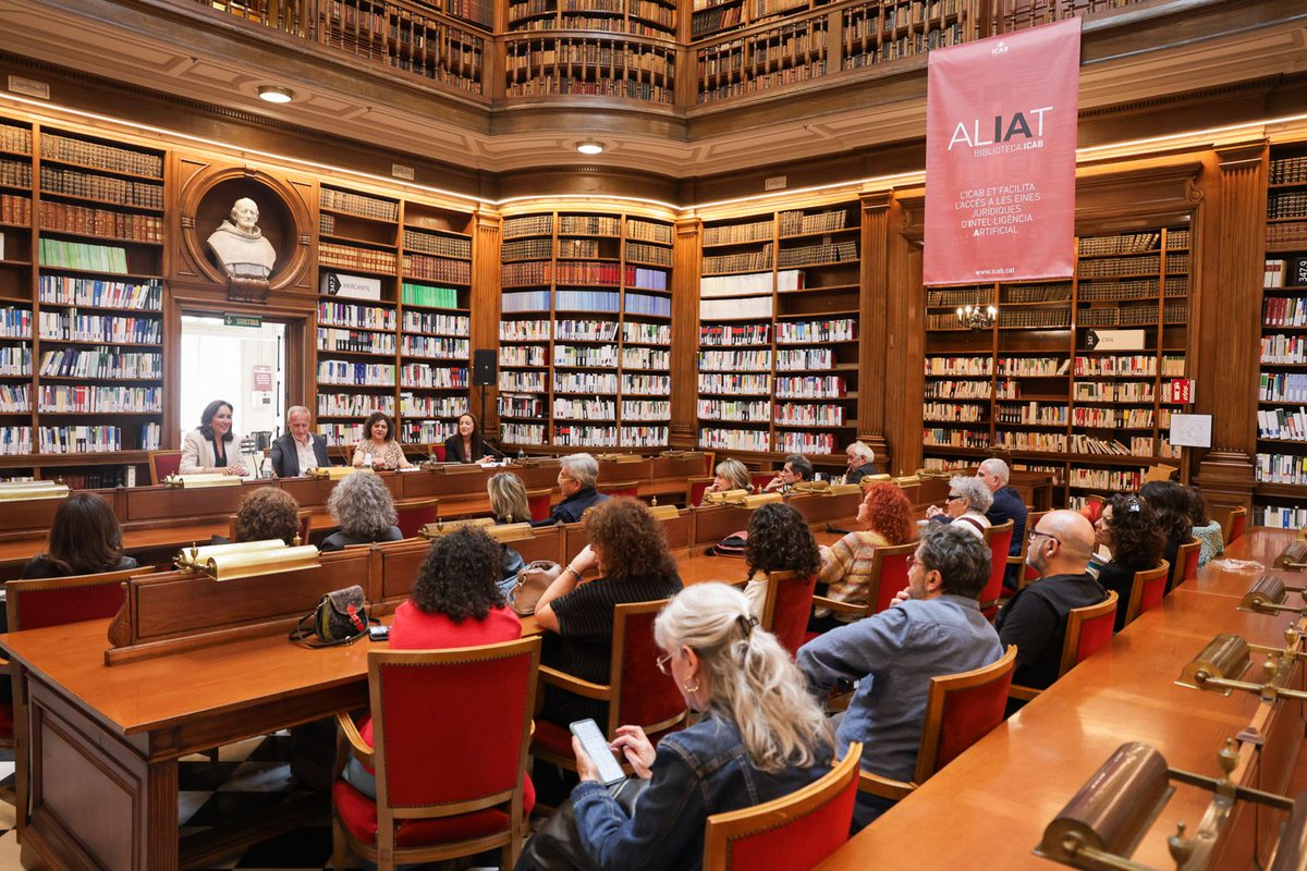 fdcs_cr's tweet photo. El libro, escrito junto a la Abogada Experta en Derecho de Consumo, Esther Lorente Fernández, ha sido editado por la editorial @SepinEditorial. Les acompañó, entre otros, el Director General de @consumcat, Isidor Garcia Sanchez. https://t.co/yFGaO29qAs