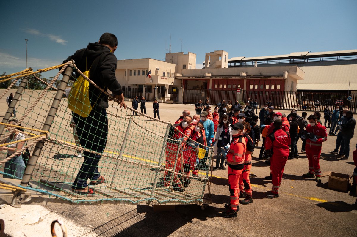 seawatchcrew's tweet photo. Nachdem wir 166 Menschen aus Seenot gerettet hatten, konnten sie in Brindisi an Land gehen. Trotz Beschuss und Verfolgung durch Milizen mussten die Überlebenden wegen der Zuweisung eines weit entfernten Hafens weitere vier Tage auf See verbringen. Wir wünschen ihnen alles Gute! https://t.co/E4lvtvGc24